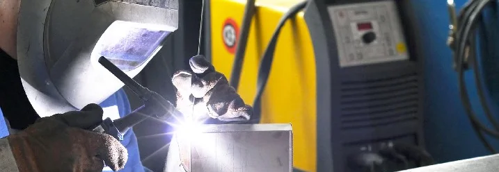 Person schweißt Metall